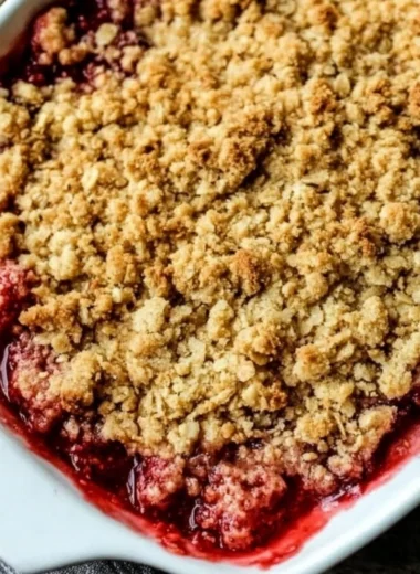 Delicious old-fashioned strawberry rhubarb crisp with a crunchy topping.