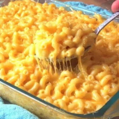 Delicious bowl of macaroni and cheese with creamy cheese sauce
